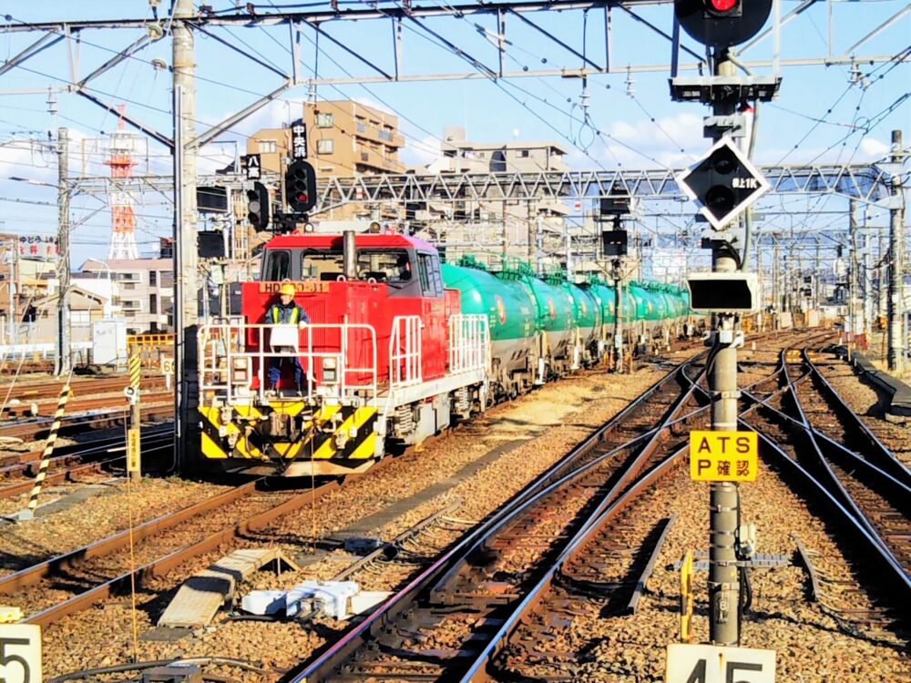 JR八王子駅で見える貨物列車（ディーゼル機関車とタンク車）