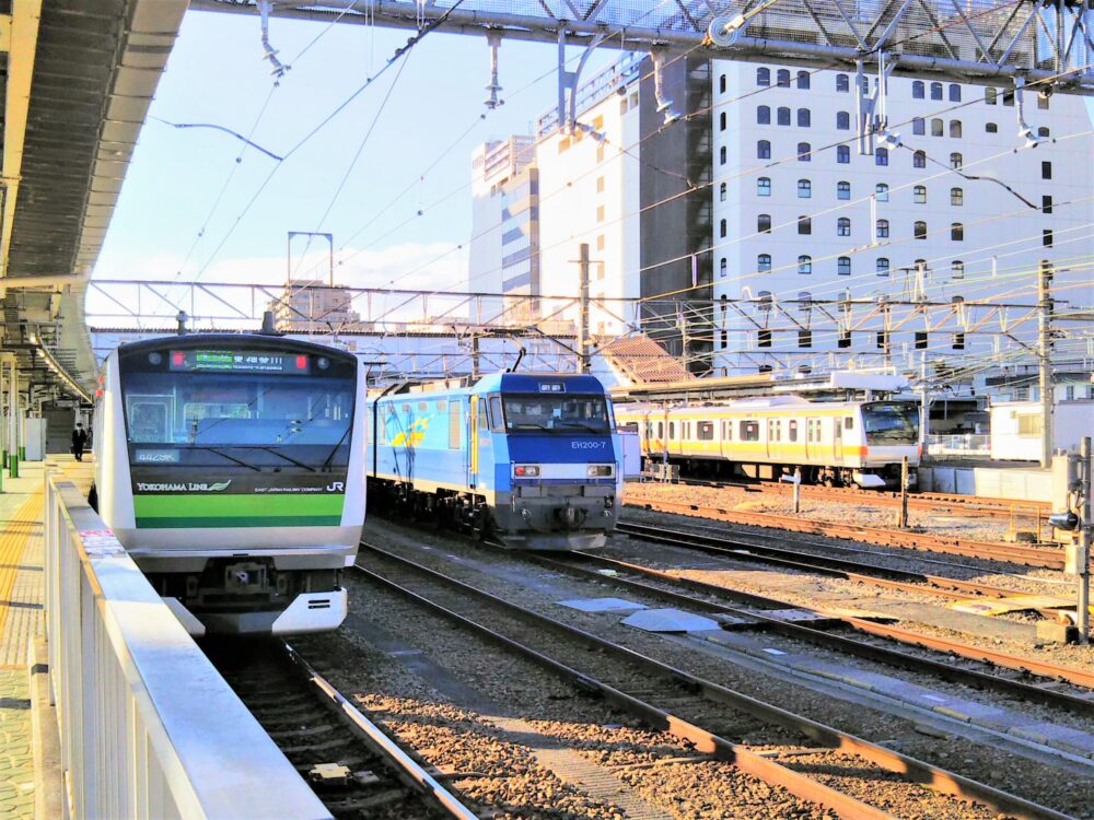 JR八王子駅の横浜線桜木町方面から見える電車と貨物列車
