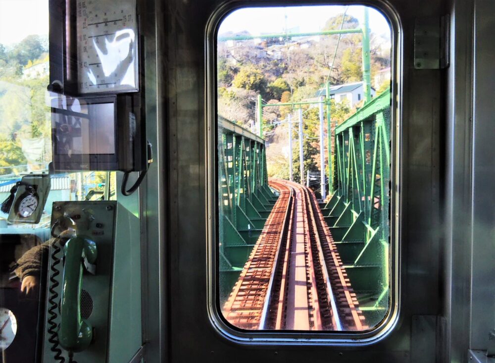 電車の先頭車両から見える、橋を走行する景色