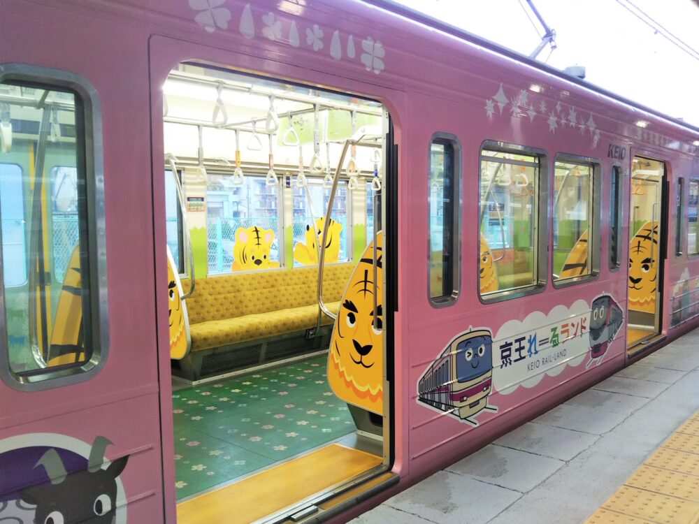 京王動物園線のラッピング電車