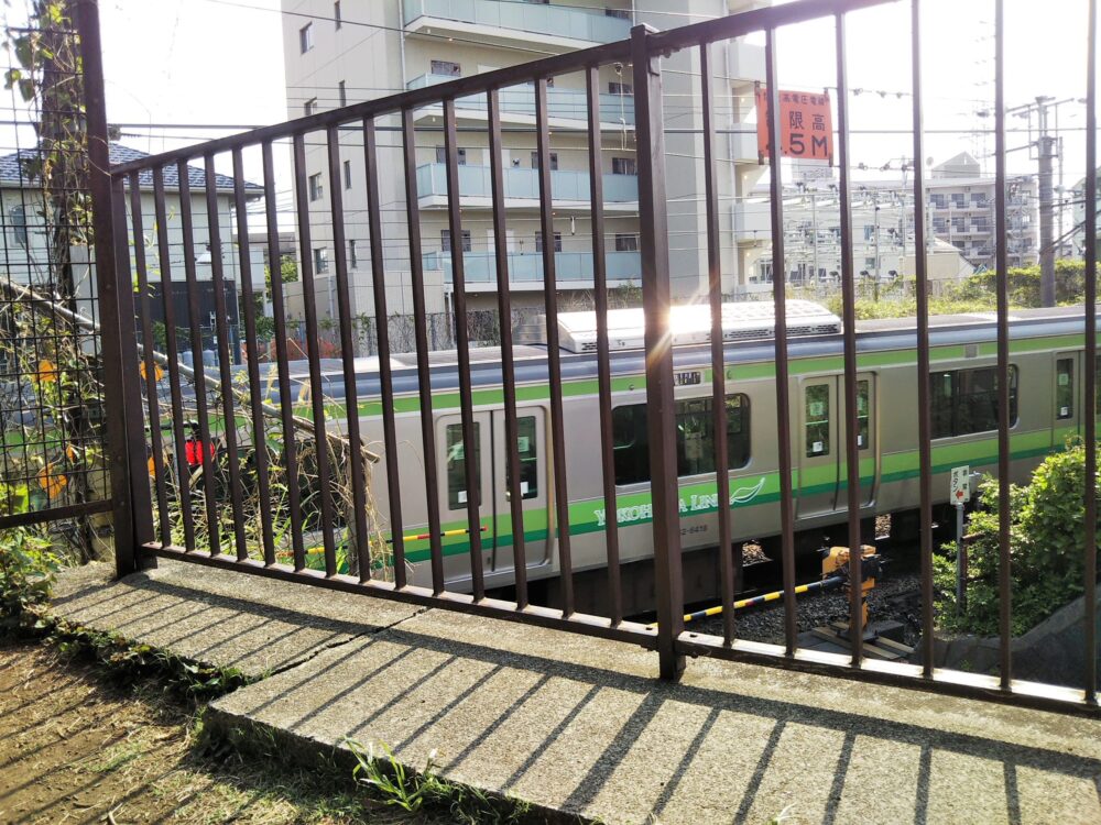 古淵北公園から見えるＪＲ横浜線の電車（子供の目線）
