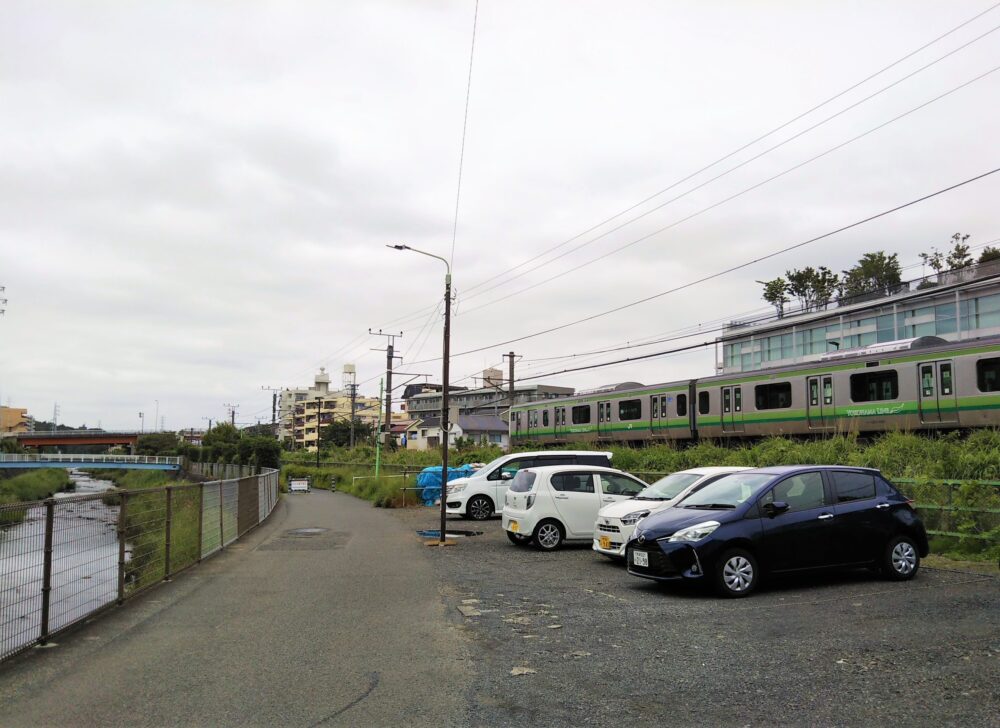 境川ゆっくりロードから見えるＪＲ横浜線の電車