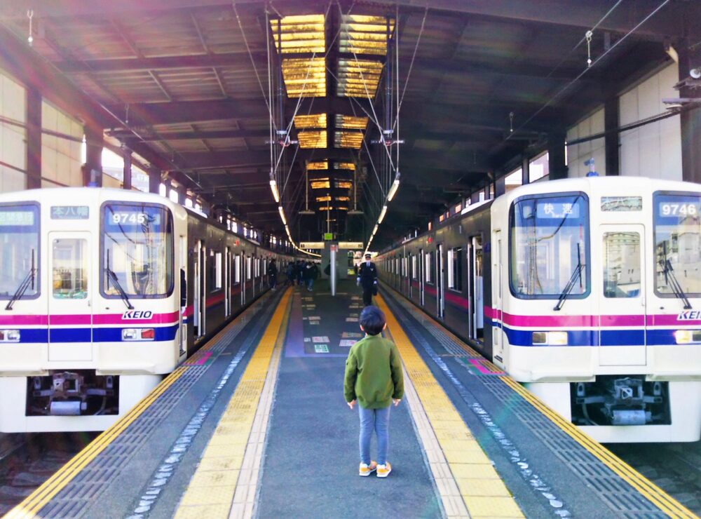 橋本駅に並ぶ京王線の電車と子供
