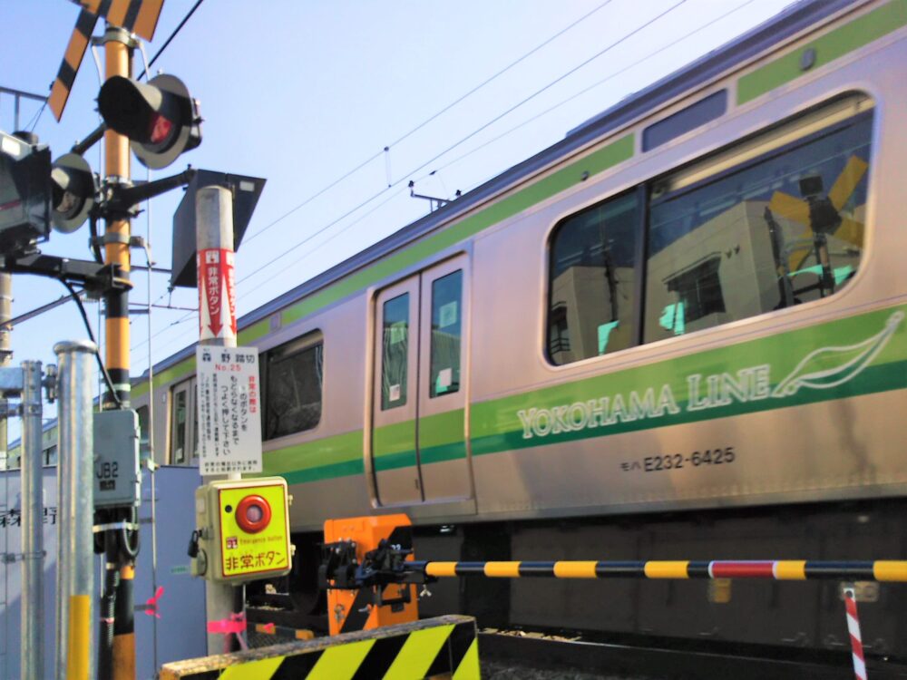 町田市庁舎（町田市役所）付近で見えるＪＲ横浜線の電車