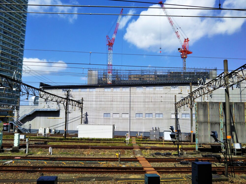 小田急線海老名駅ホームから見えるロマンスカーミュージアム