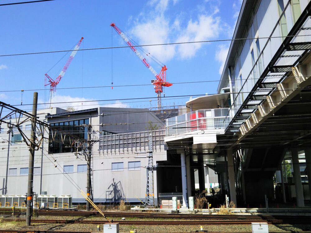 小田急線海老名駅ホームから見えるロマンスカーミュージアムと自由通路