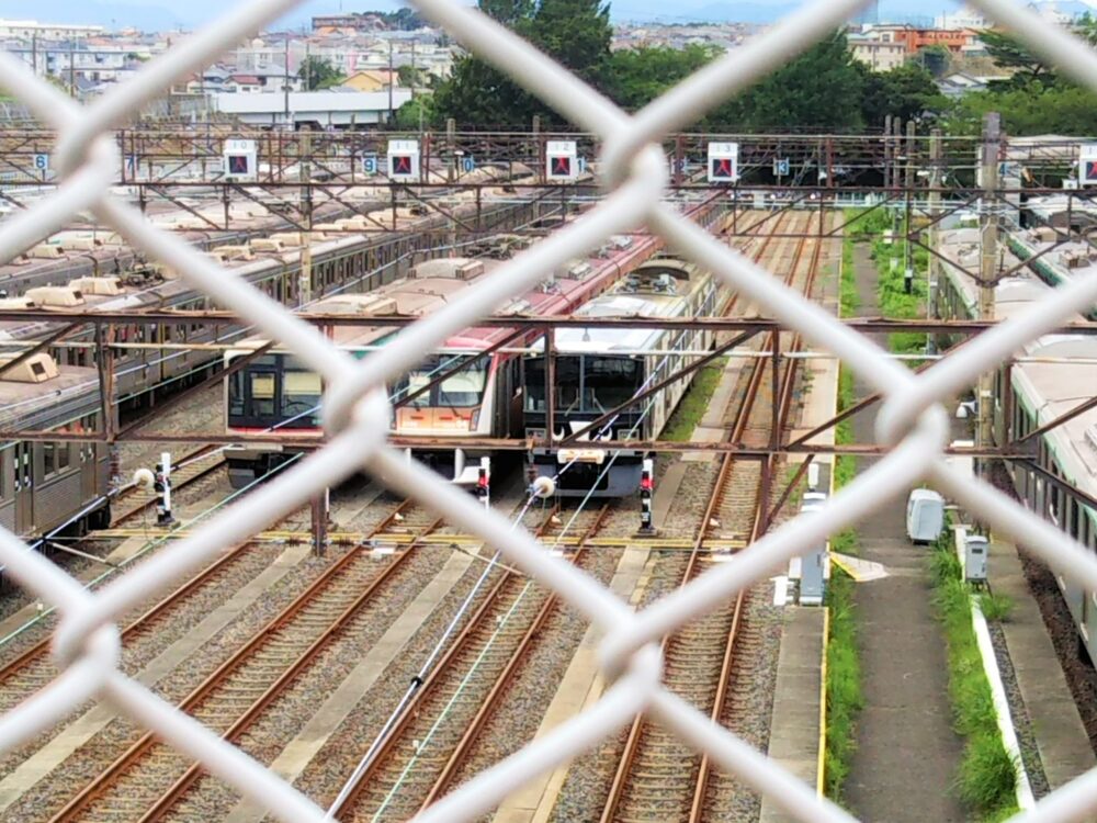 東急線の長津田検車区に架かる歩道橋から見えるうし電車