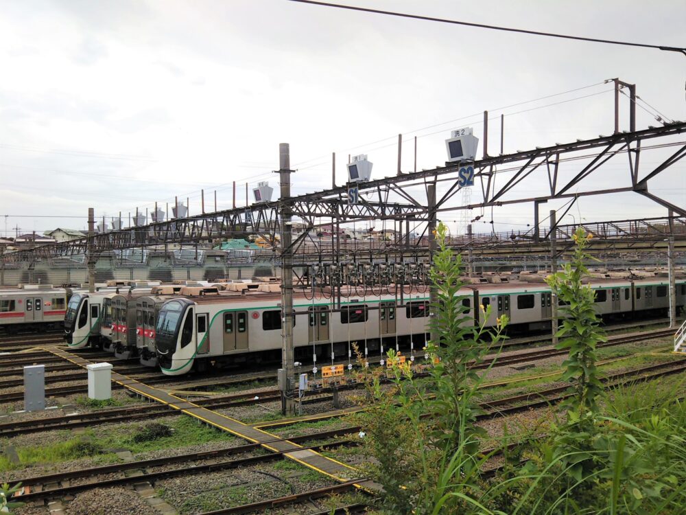 長津田駅で見える東急線の車両基地