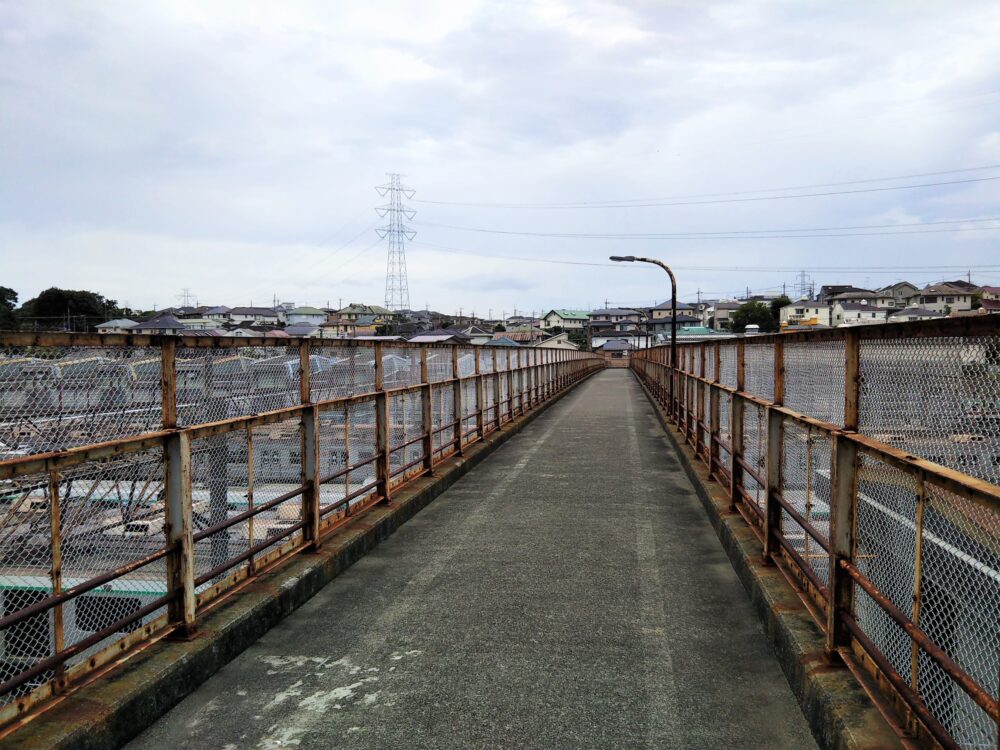 東急線の長津田検車区に架かる歩道橋（跨線橋）