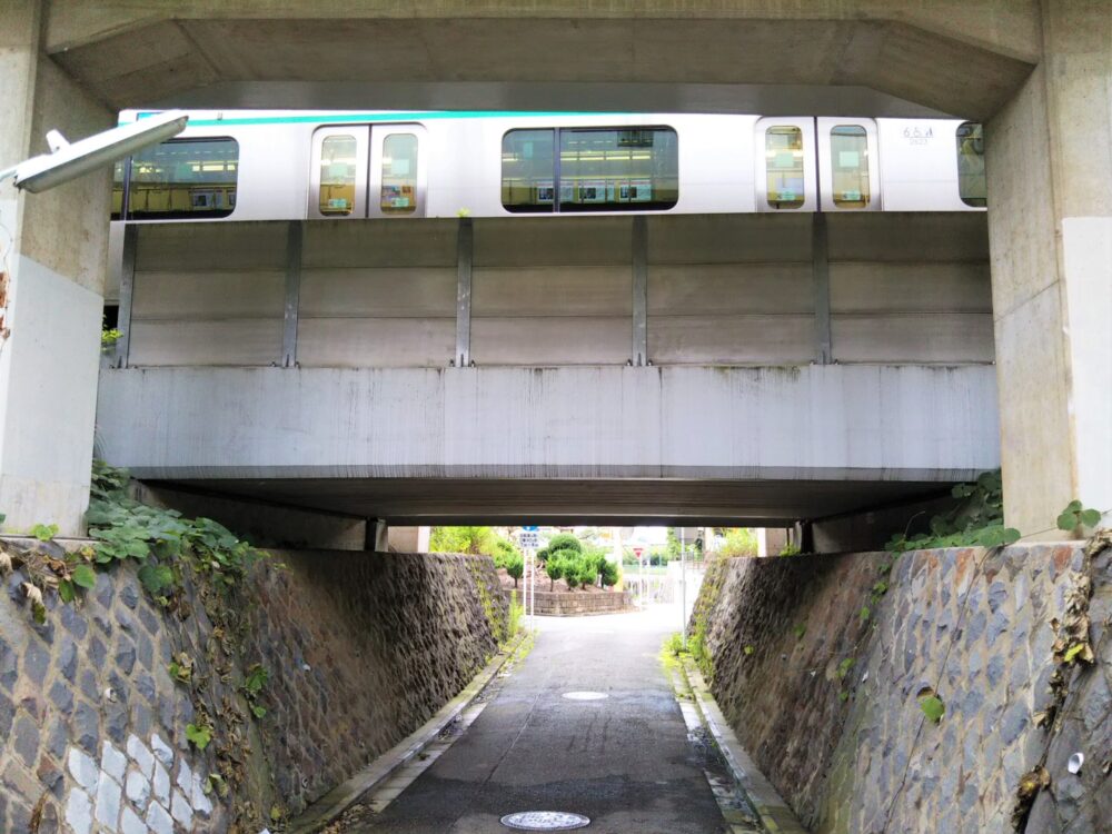 長津田架道橋を走る東急線の電車