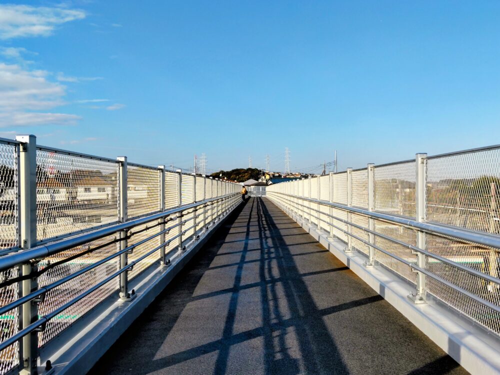 長津田検車区を跨ぐ歩道橋｜2025年現在の様子