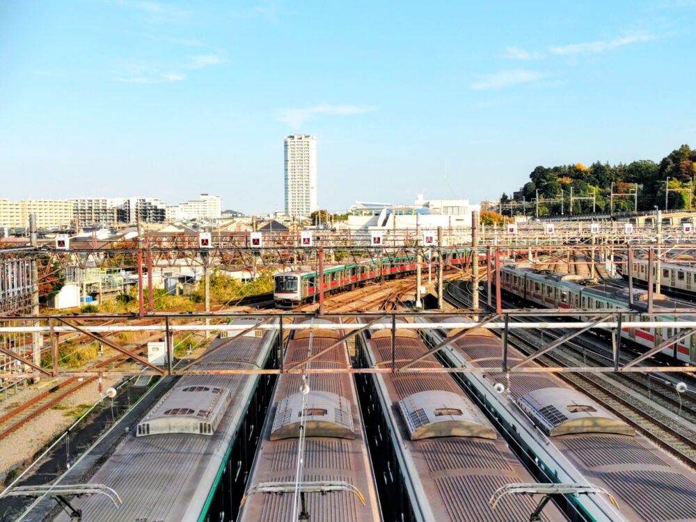長津田検車区を跨ぐ歩道橋｜2025年現在｜検車区から発車する電車