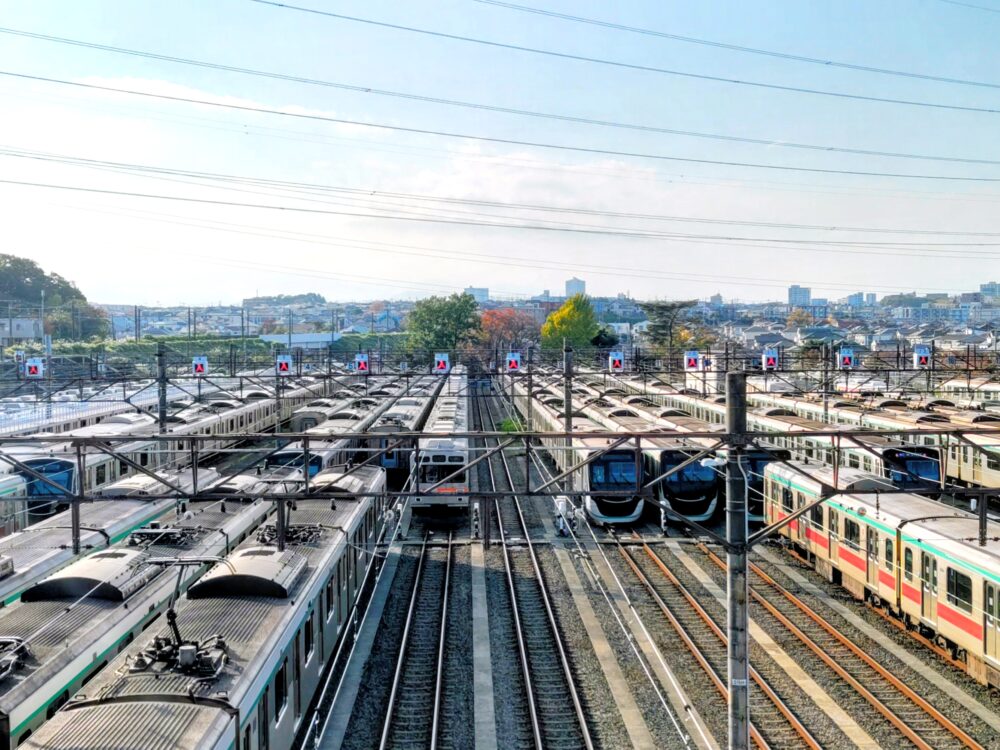 長津田検車区を跨ぐ歩道橋｜2025年現在｜検車区で待機するたくさんの電車