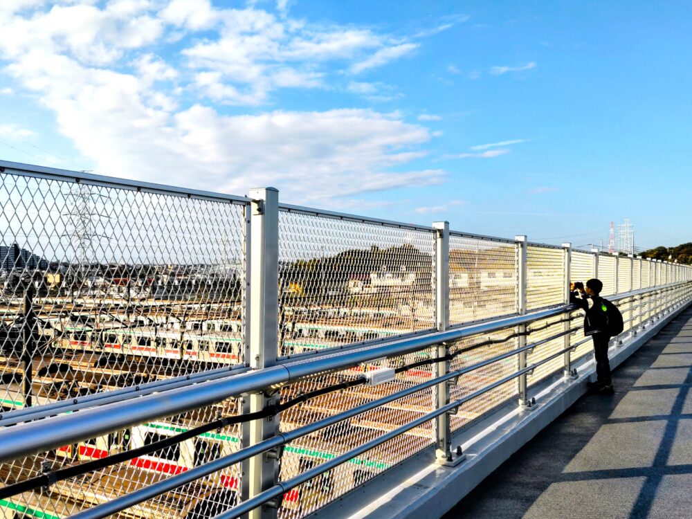 長津田検車区を跨ぐ歩道橋｜2025年現在｜電車を眺める子供