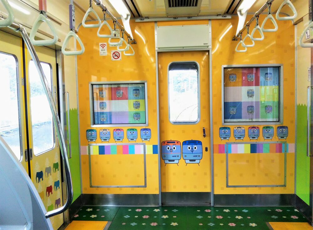 京王動物園線のラッピング電車（車内）