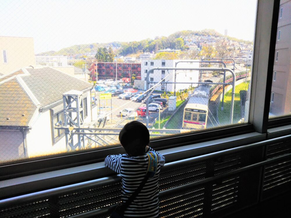 京王線の高幡不動車両基地｜多摩モノレール側・動物園線を走る電車