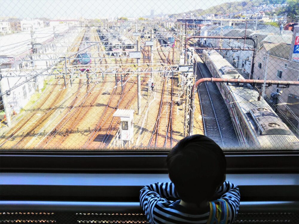 京王線の高幡不動車両基地｜多摩モノレール側・待機する電車と走行する電車