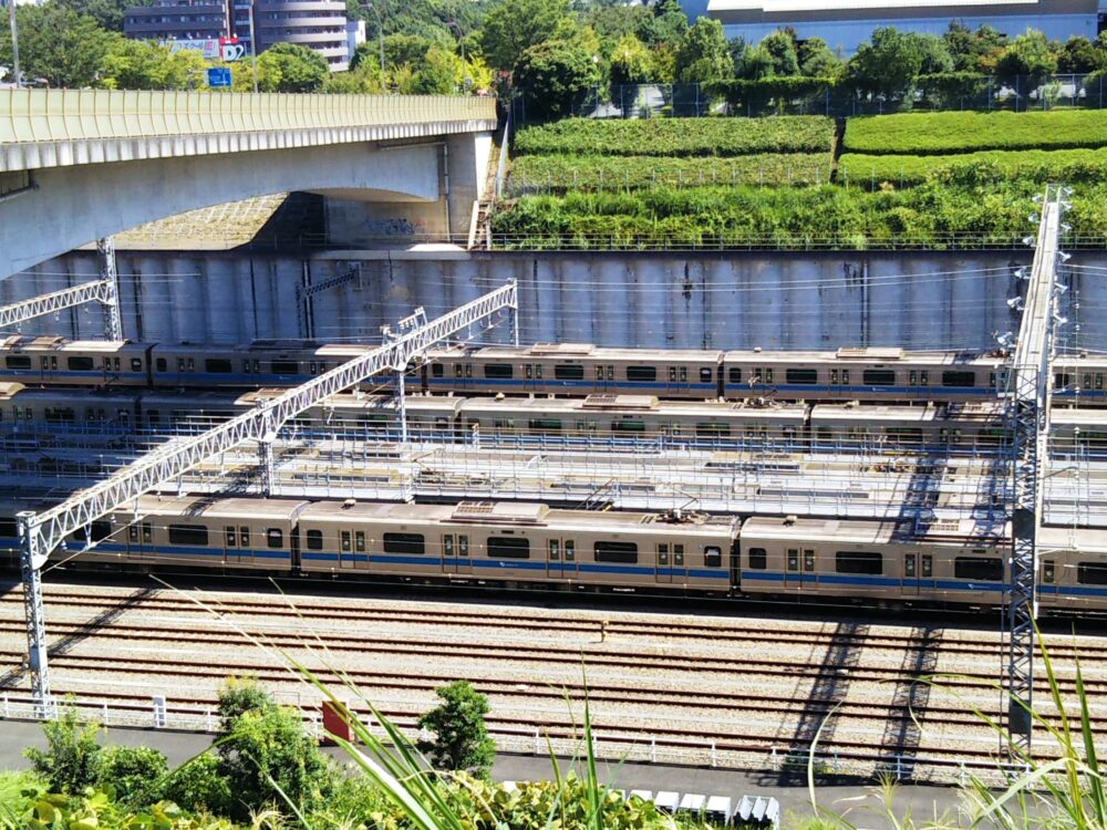 唐木田駅の大妻女子大学多摩キャンパス前で見える小田急線の車両基地