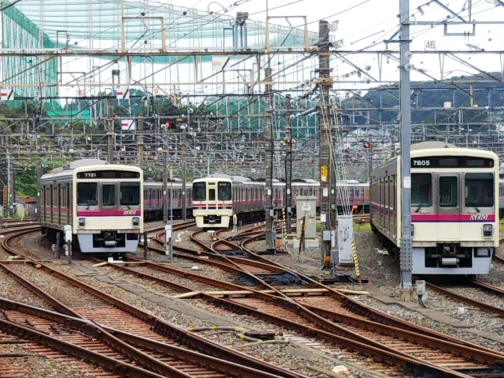 若葉台駅で見える京王線の車両基地