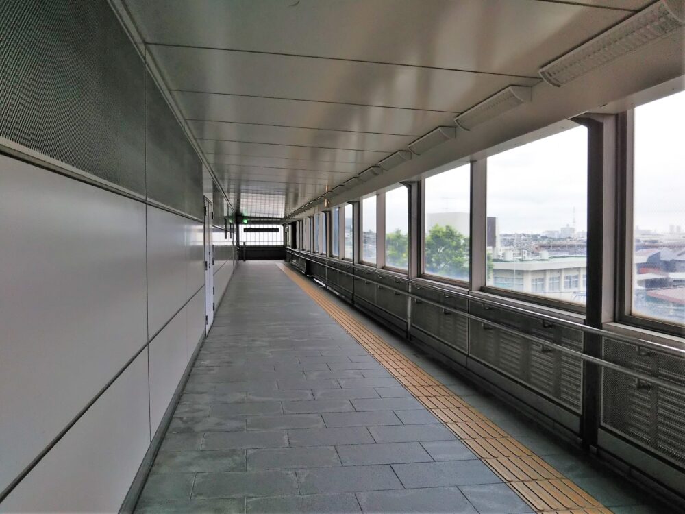高幡不動駅で京王線の車両基地が見える通路