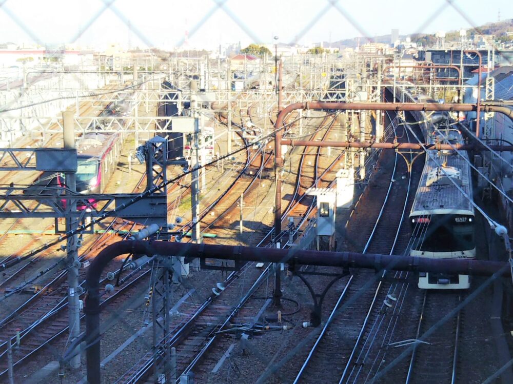 高幡不動検車区と新宿方面へ走る京王線の電車