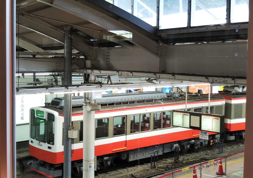 箱根湯本駅にある箱根カフェで見える箱根登山鉄道の電車