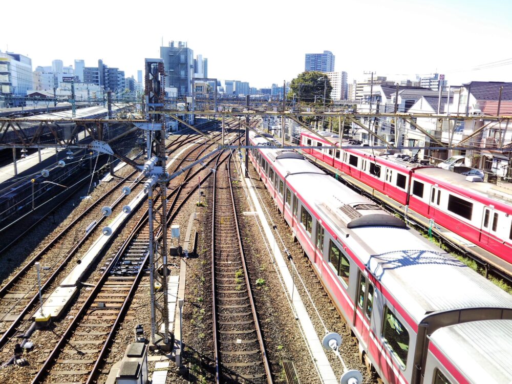 子鉄が喜ぶ 神奈川新町駅で京急線の電車 車両基地が見えるスポット てまりの虫めがね