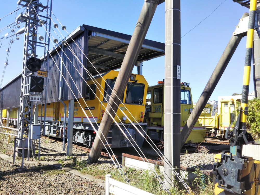 子鉄が喜ぶ 神奈川新町駅で京急線の電車 車両基地が見えるスポット てまりの虫めがね