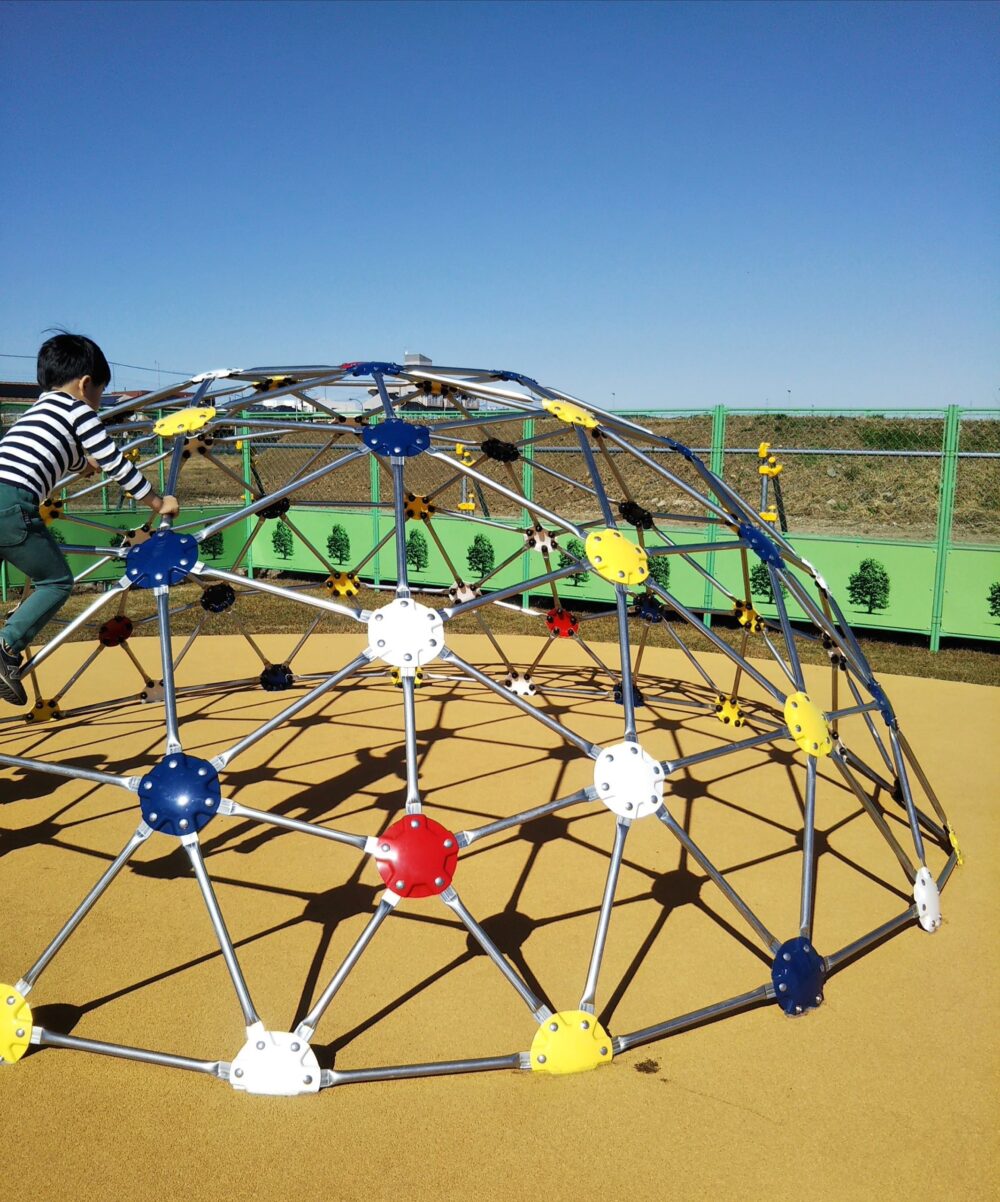 スポレク公園にある球状のクライミング遊具