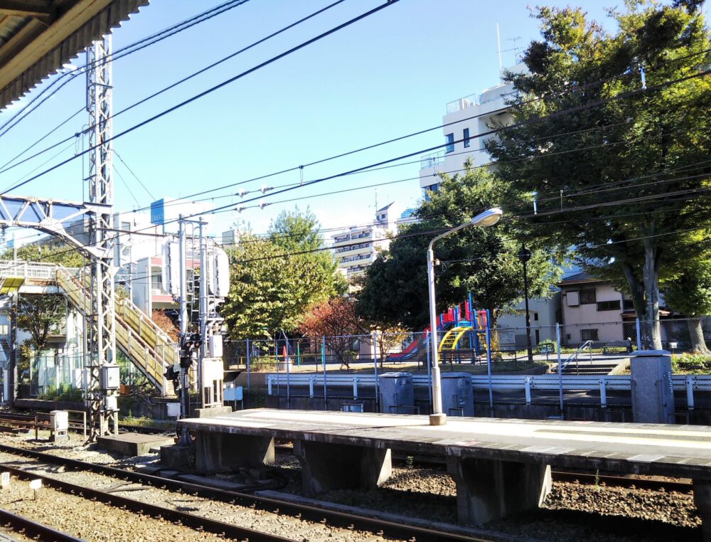 神奈川新町駅ホームから見える神奈川通東公園