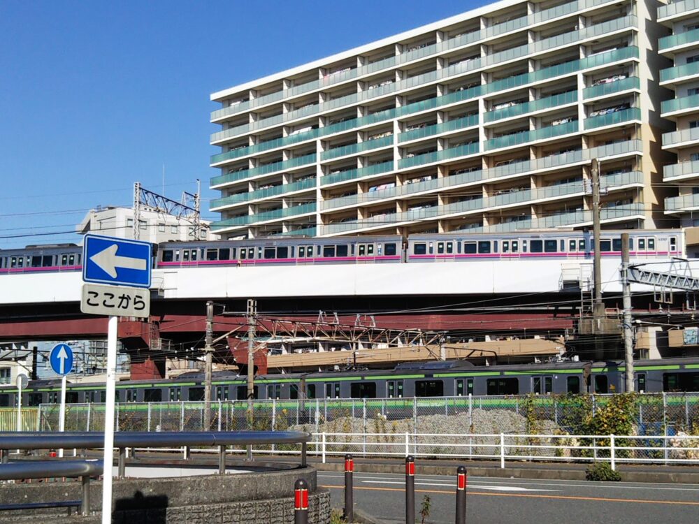 橋本駅にあるアリオから見える京王線とＪＲ横浜線の電車