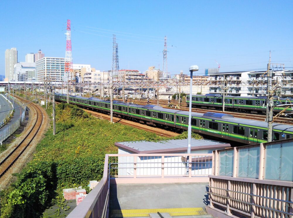 小山公園前跨線橋から見える横浜線の車両基地