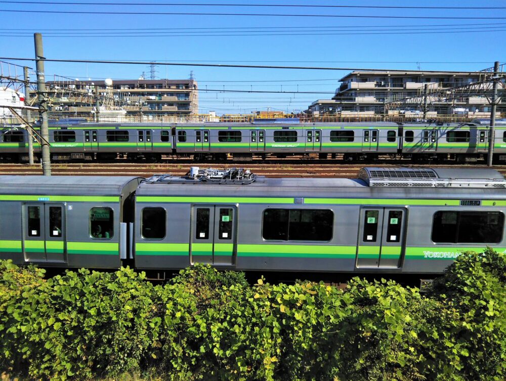 小山公園前跨線橋から見える横浜線の電車と車両基地