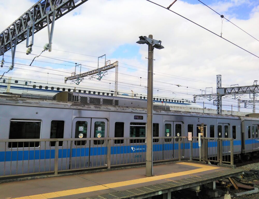 小田原駅で見える小田急線と新幹線の車両