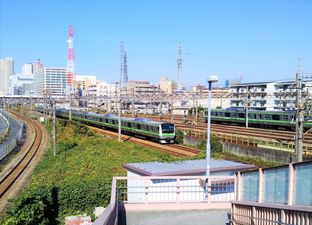 横浜線の車両基地が見える跨線橋