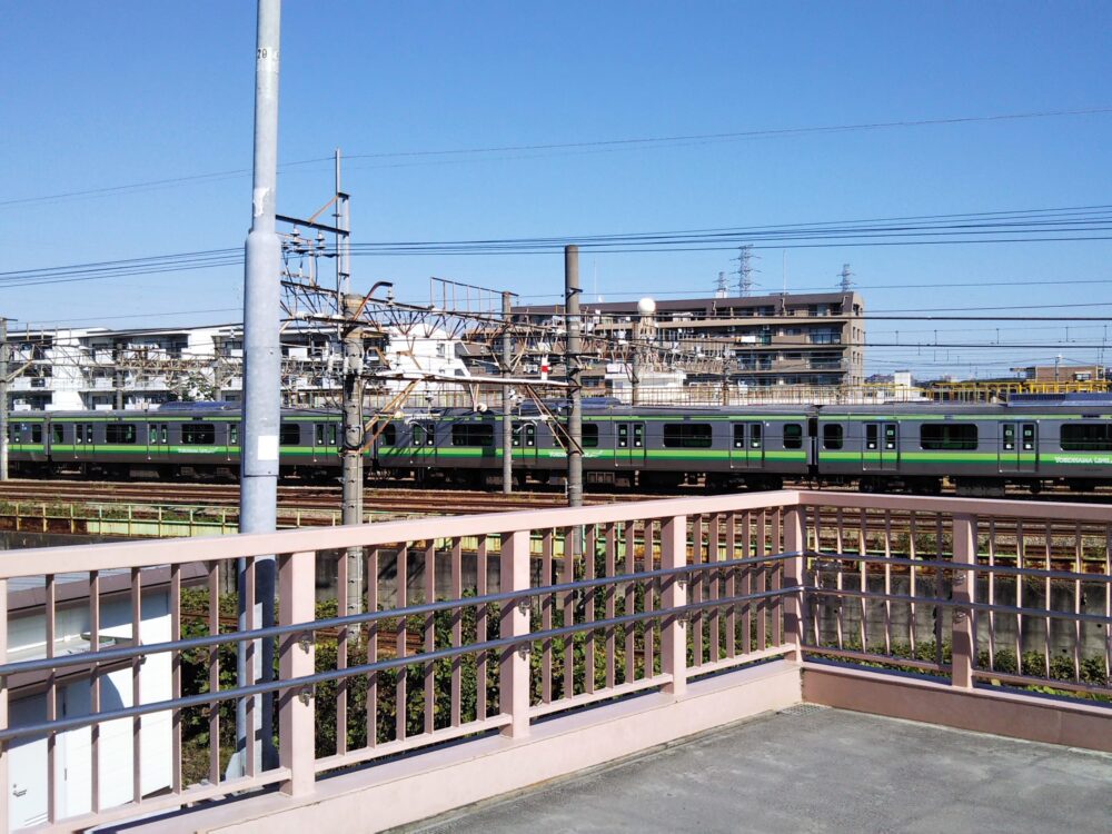 跨線橋から見える横浜線の車両基地