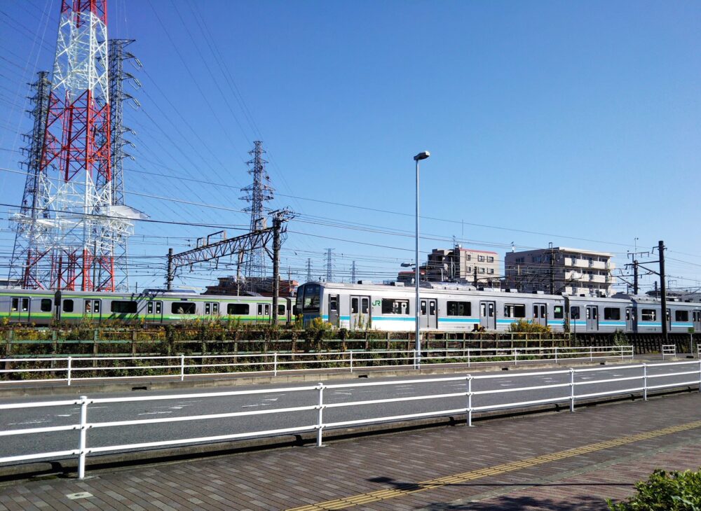 橋本駅にあるアリオから見えるＪＲ相模線とＪＲ横浜線の電車