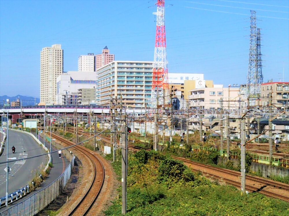  高架橋を走行中の京王線の電車