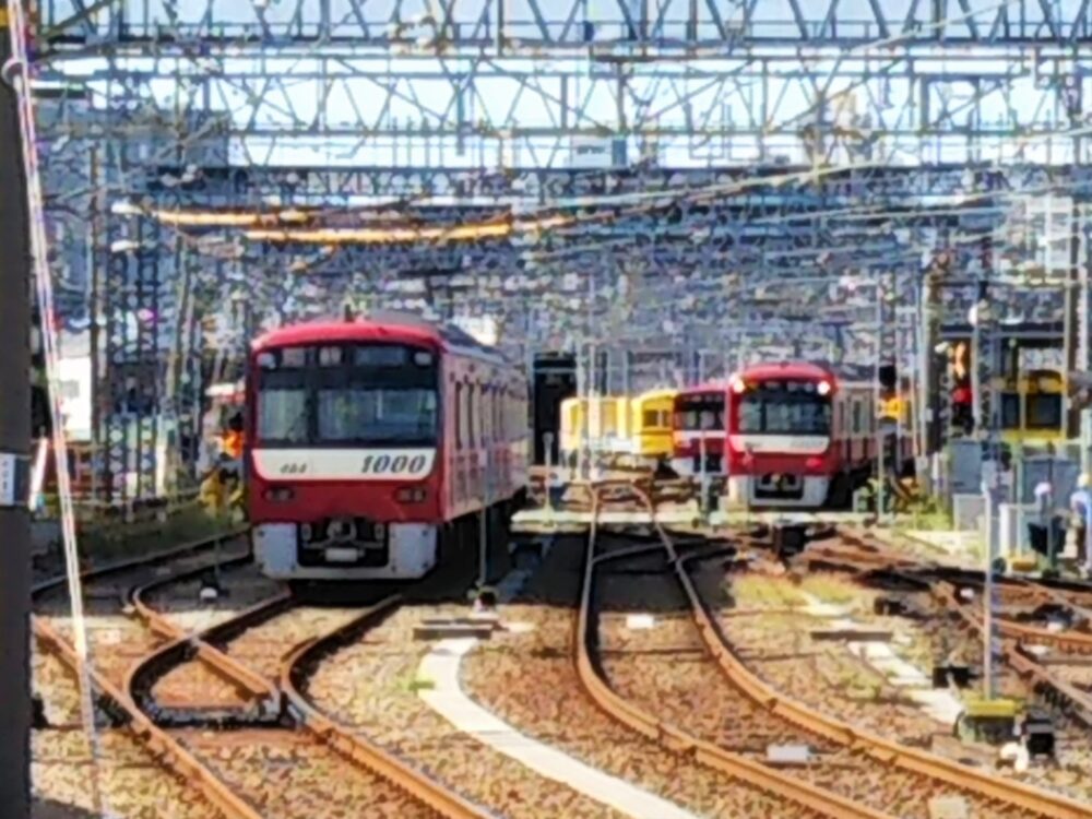 子鉄が喜ぶ 神奈川新町駅で京急線の電車 車両基地が見えるスポット てまりの虫めがね