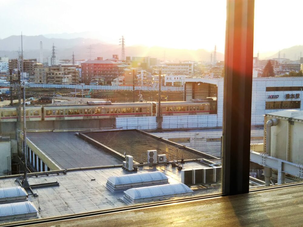 ミウィ５階のインナーガーデンから見える京王線の電車