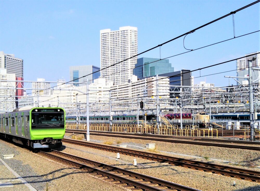 高輪ゲートウェイ駅｜駅ホームから見える車両基地寝台列車サンライズ）と山手線の電車