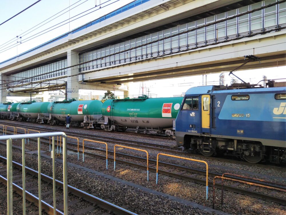 貨物列車が見れる場所は タンク車がズラリと並ぶ 横浜の根岸駅を紹介 神奈川 てまりの虫めがね