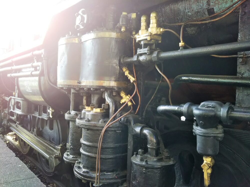 鹿沼公園にあるＳＬ（蒸気機関車）のゴールドに塗られたボディパーツ