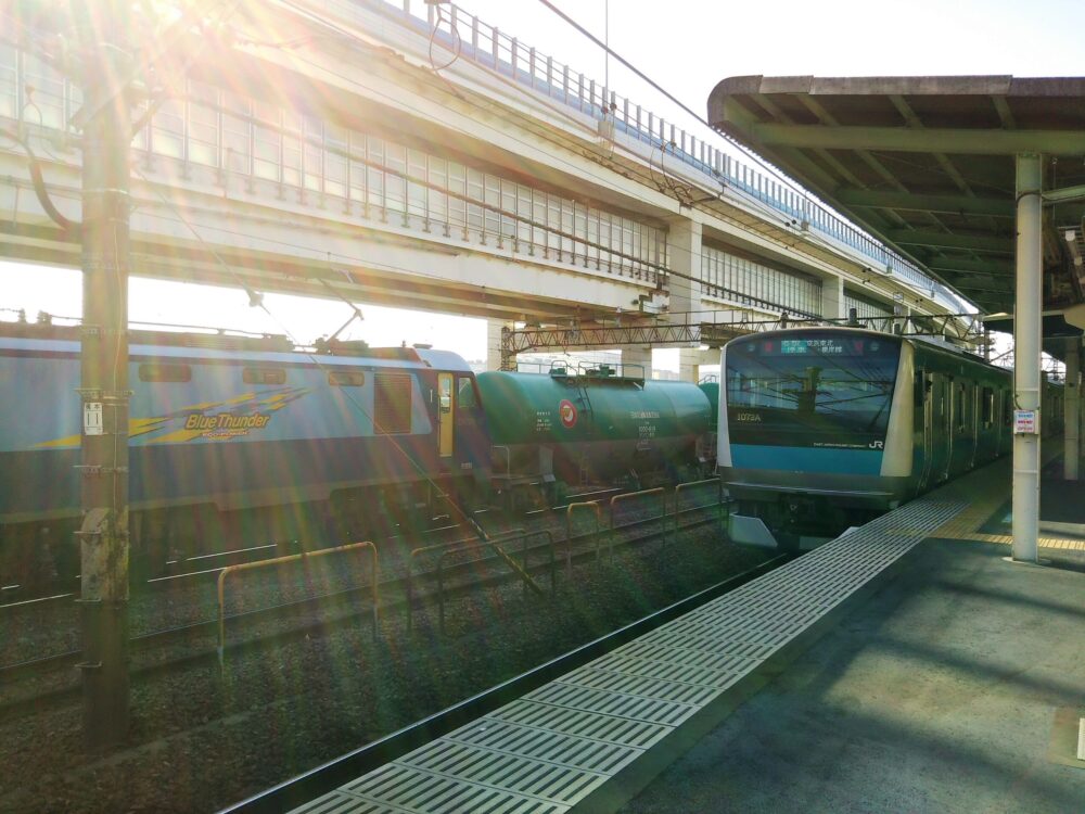 根岸駅で見える貨物列車ブルーサンダーとJR京浜東北・根岸線の電車