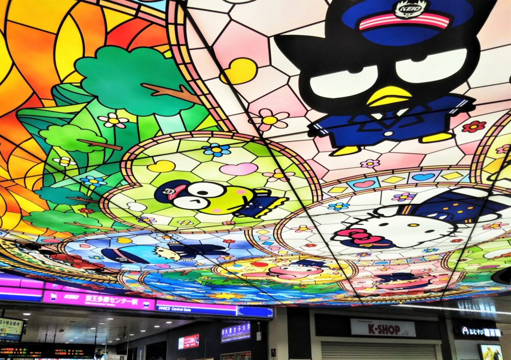 京王多摩センター駅の天井にあるサンリオ画