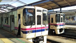 京王線の電車が並ぶ