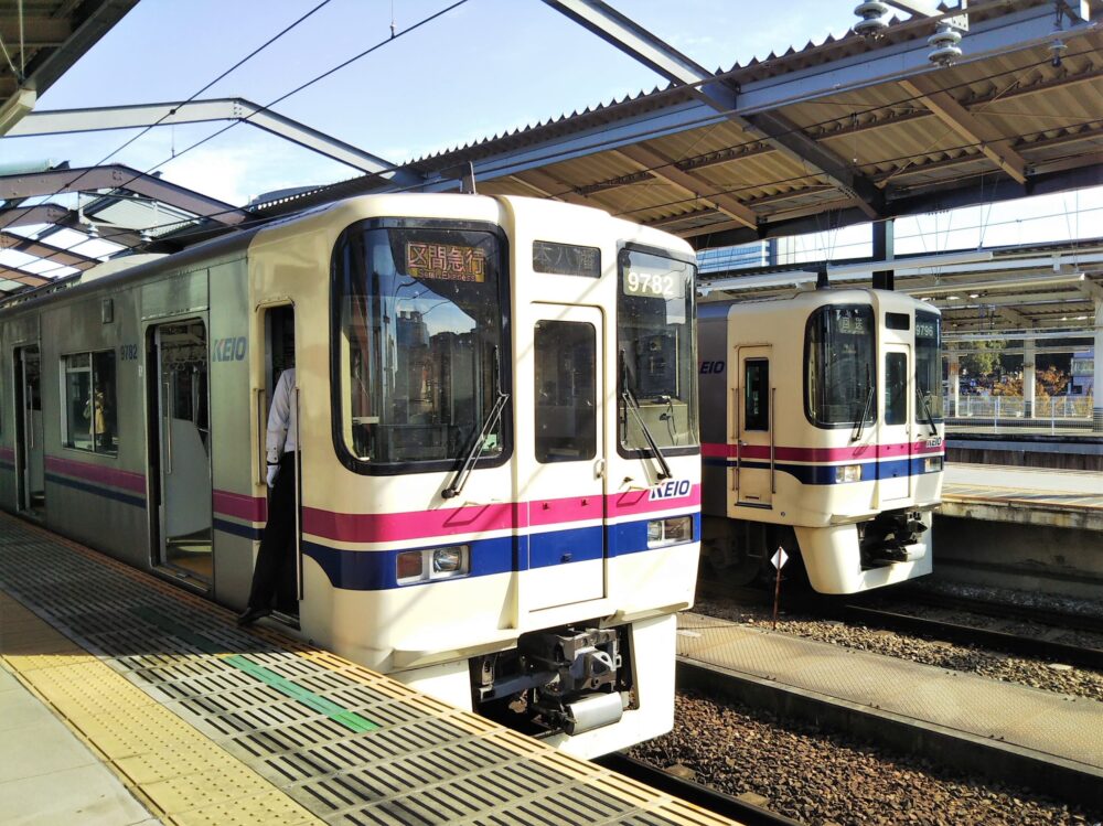 京王多摩センター駅で見える京王線の電車