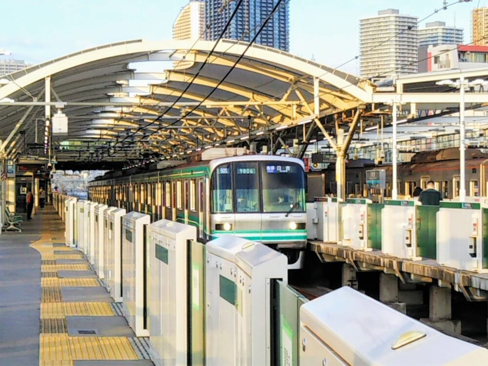 元住吉駅ホーム｜渋谷方面の後尾車両側ホームから見える電車