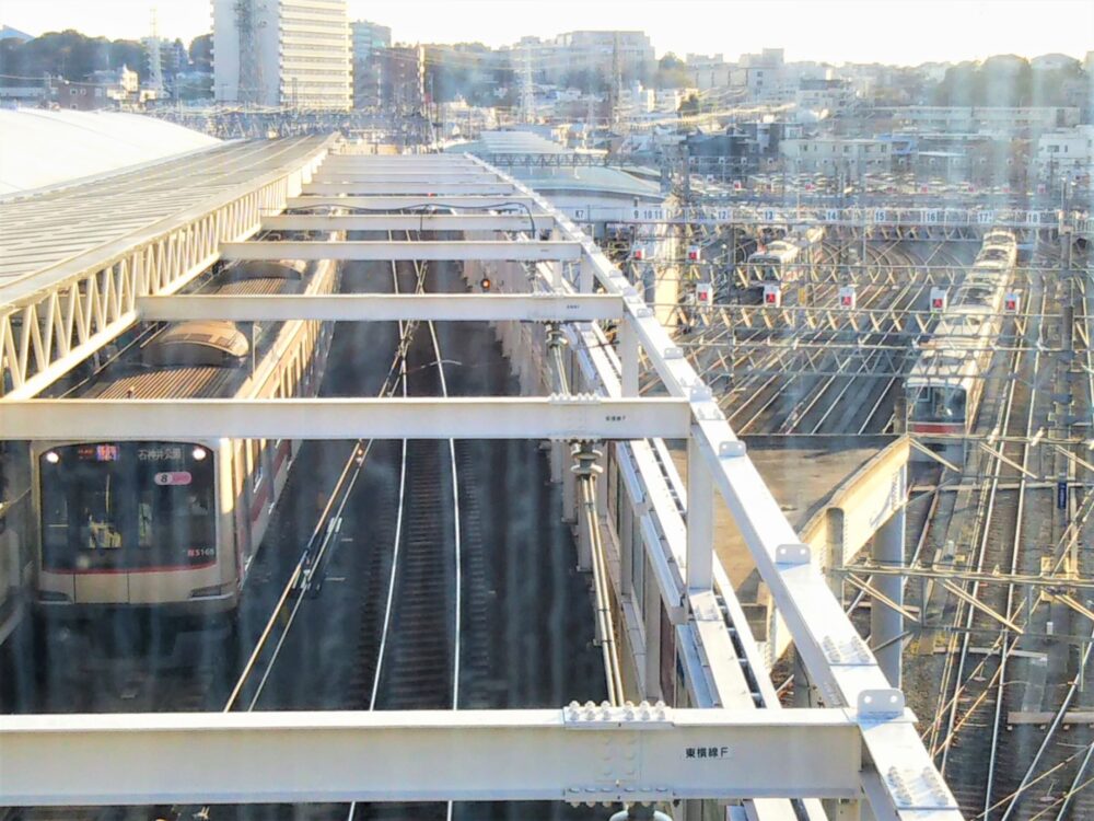元住吉駅構内から見える元住吉検車区の電車とホームに停車する電車
