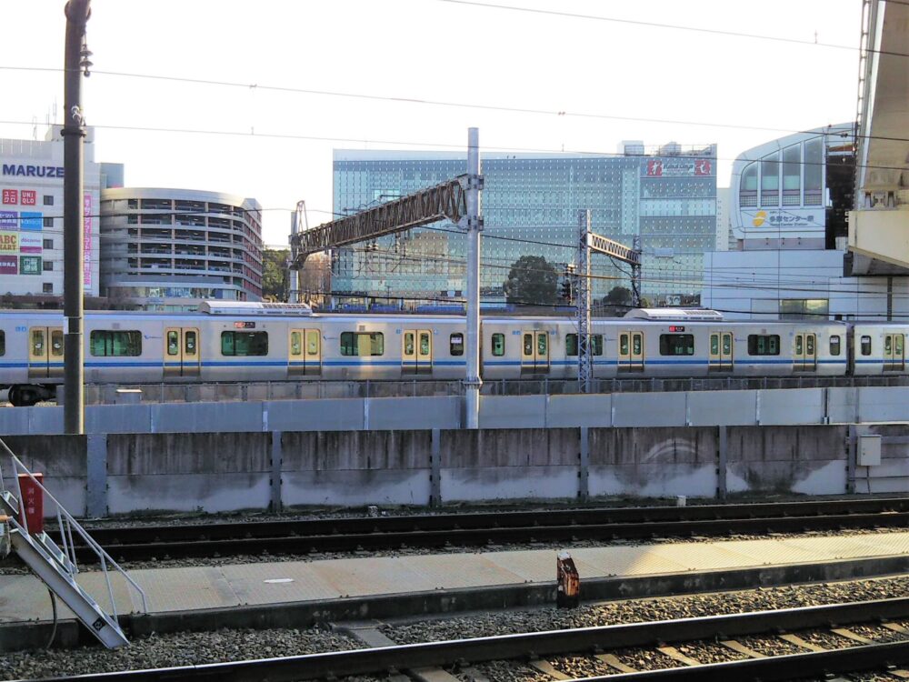 多摩モノレール駅を発車する小田急線